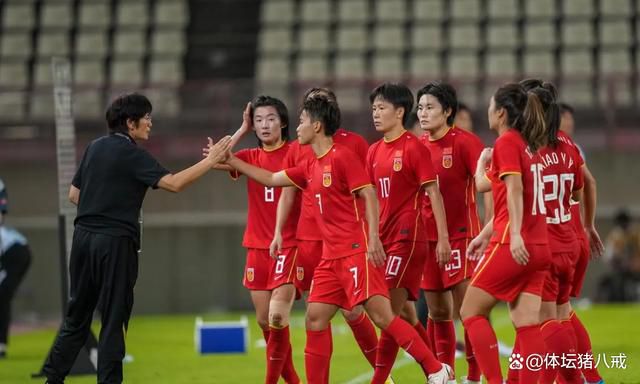“这个AI是父亲，又像一个新生婴儿，不断吸收关于拳击、关于世界的知识。