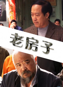 周杰伦一身红色马甲帅气登场，大秀腹肌展古铜肤色性感十足，过程中频繁与女舞者挑逗暧昧，令现场歌迷呼声一浪高过一浪high劲不断。